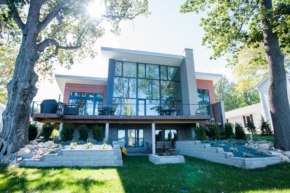 Großes, Zweistöckiges Modernes Einfamilienhaus mit Betonfassade, brauner Fassadenfarbe, Pultdach und Blechdach in Grand Rapids