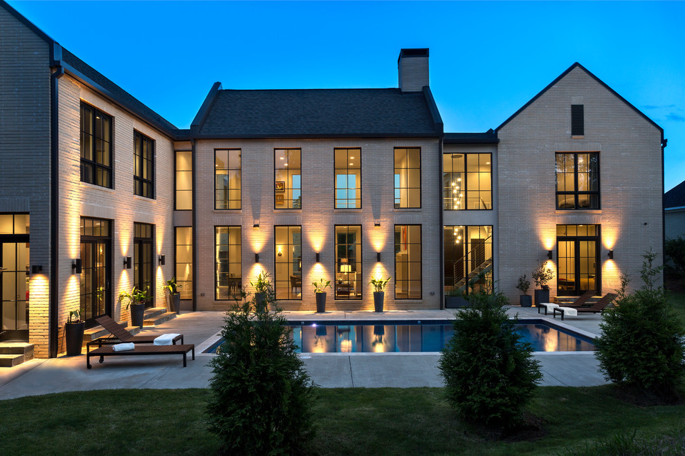 Zweistöckiges, Geräumiges Klassisches Einfamilienhaus mit Backsteinfassade, beiger Fassadenfarbe, Satteldach, Schindeldach und grauem Dach in Little Rock