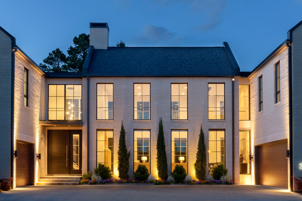 Zweistöckiges, Geräumiges Klassisches Einfamilienhaus mit Backsteinfassade, beiger Fassadenfarbe, Satteldach, Schindeldach und grauem Dach in Little Rock