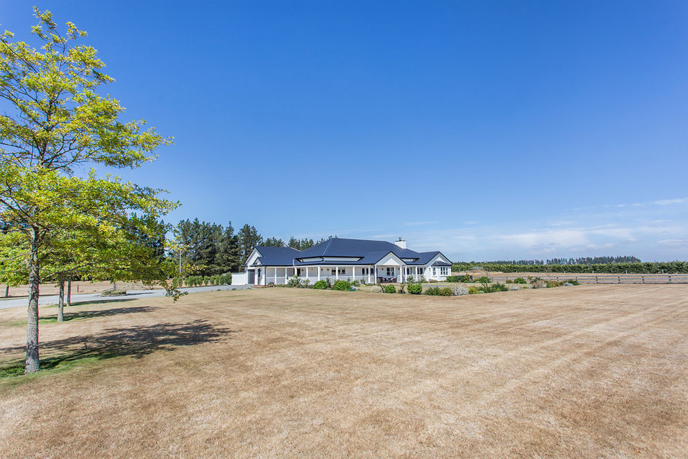 Großes, Einstöckiges Landhausstil Einfamilienhaus mit Mix-Fassade, weißer Fassadenfarbe, Walmdach und Misch-Dachdeckung in Christchurch