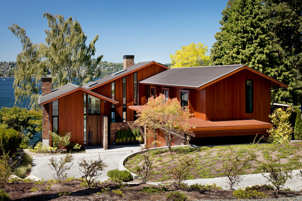 Ispirazione per la facciata di una casa marrone contemporanea a tre piani con rivestimento in legno e tetto a capanna