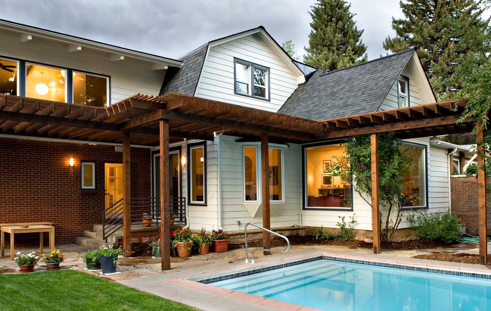 Imagen de fachada blanca de estilo de casa de campo grande de dos plantas con revestimientos combinados y tejado a cuatro aguas