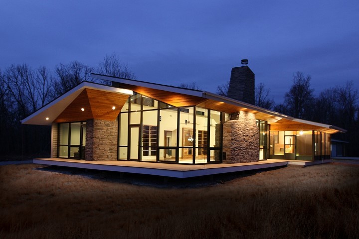 Свежая идея для дизайна: одноэтажный дом в стиле ретро с облицовкой из камня - отличное фото интерьера