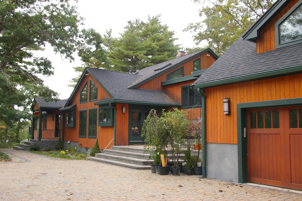 Идея дизайна: большой, двухэтажный, деревянный, коричневый частный загородный дом в стиле рустика с двускатной крышей и крышей из гибкой черепицы