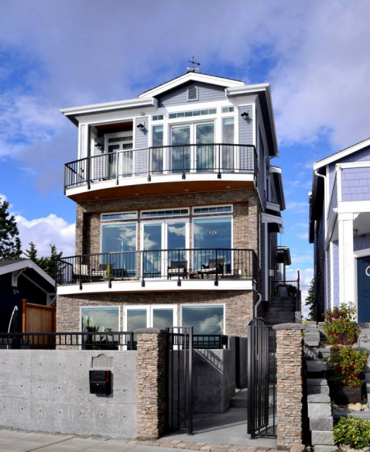 West Seattle Beach House ビーチスタイル 家の外観 シアトル Candace Nordquist