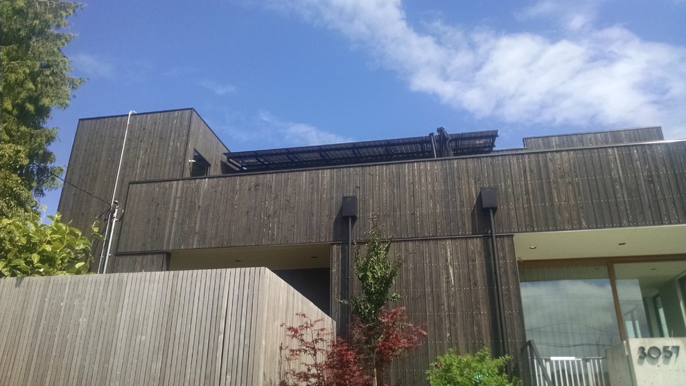 Esempio della facciata di una casa industriale a due piani di medie dimensioni con tetto piano