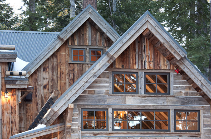 Свежая идея для дизайна: двухэтажный, деревянный, коричневый частный загородный дом среднего размера в стиле рустика с двускатной крышей и металлической крышей - отличное фото интерьера