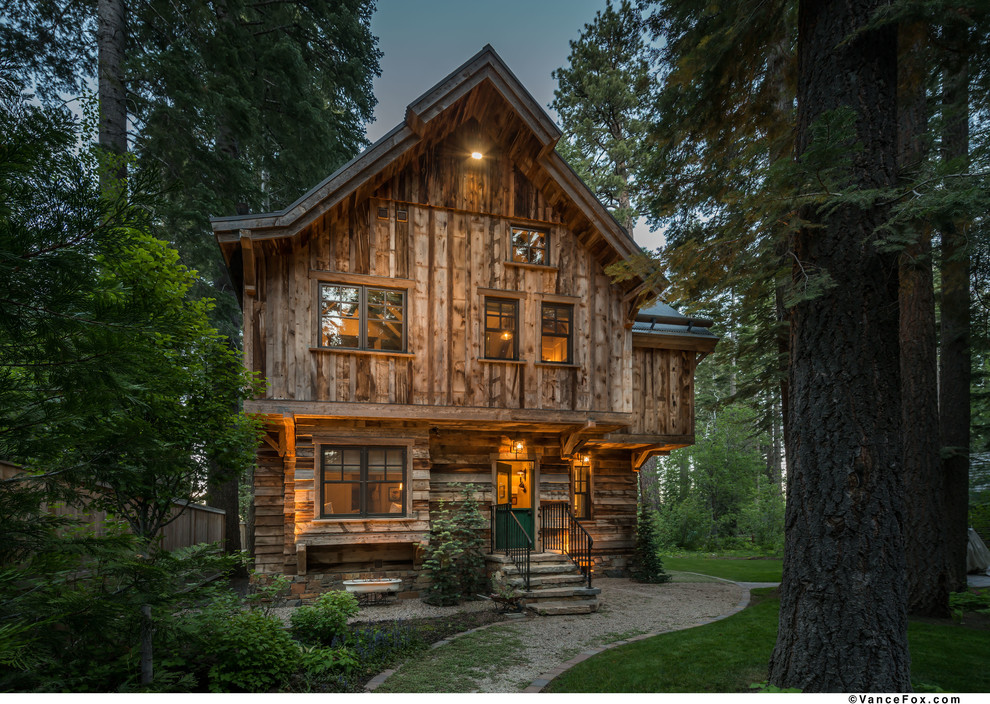 Modelo de fachada marrón de estilo de casa de campo de dos plantas con revestimiento de madera y tejado a dos aguas