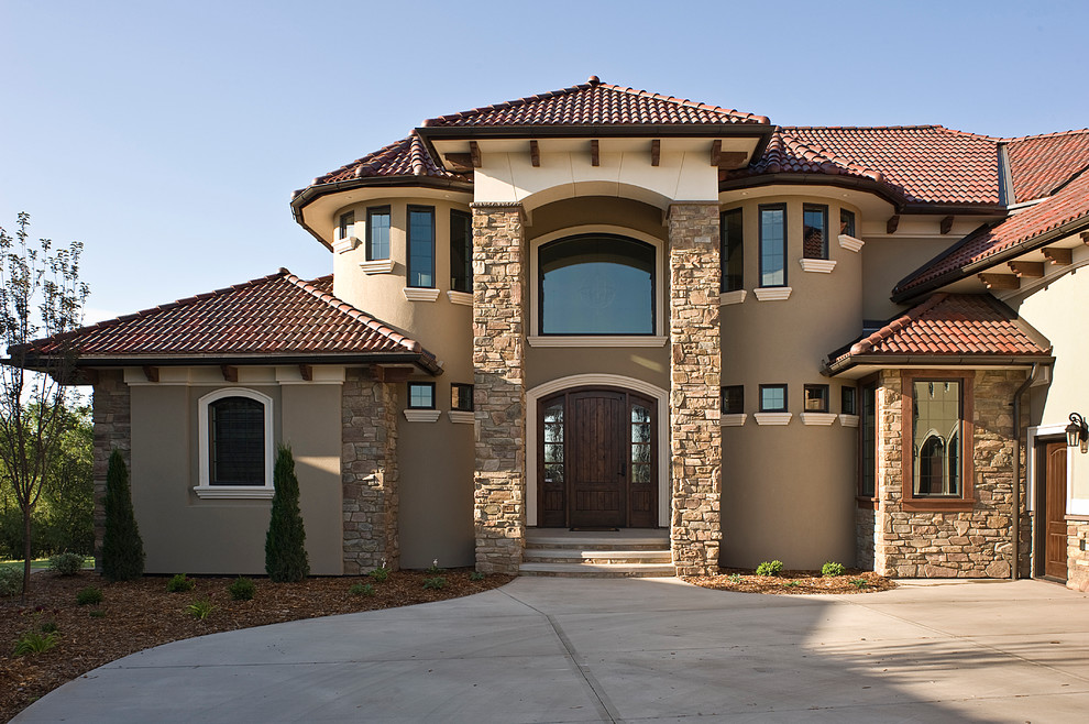 На фото: большой, двухэтажный, бежевый дом в средиземноморском стиле с облицовкой из цементной штукатурки и вальмовой крышей с