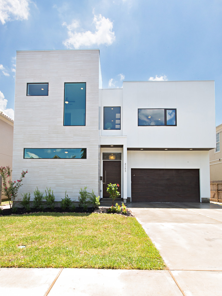Modelo de fachada blanca moderna a niveles con revestimientos combinados y tejado plano