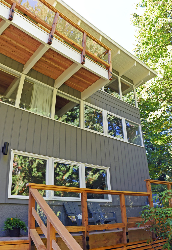 Стильный дизайн: трехэтажный, деревянный, серый дом среднего размера в стиле ретро с плоской крышей - последний тренд