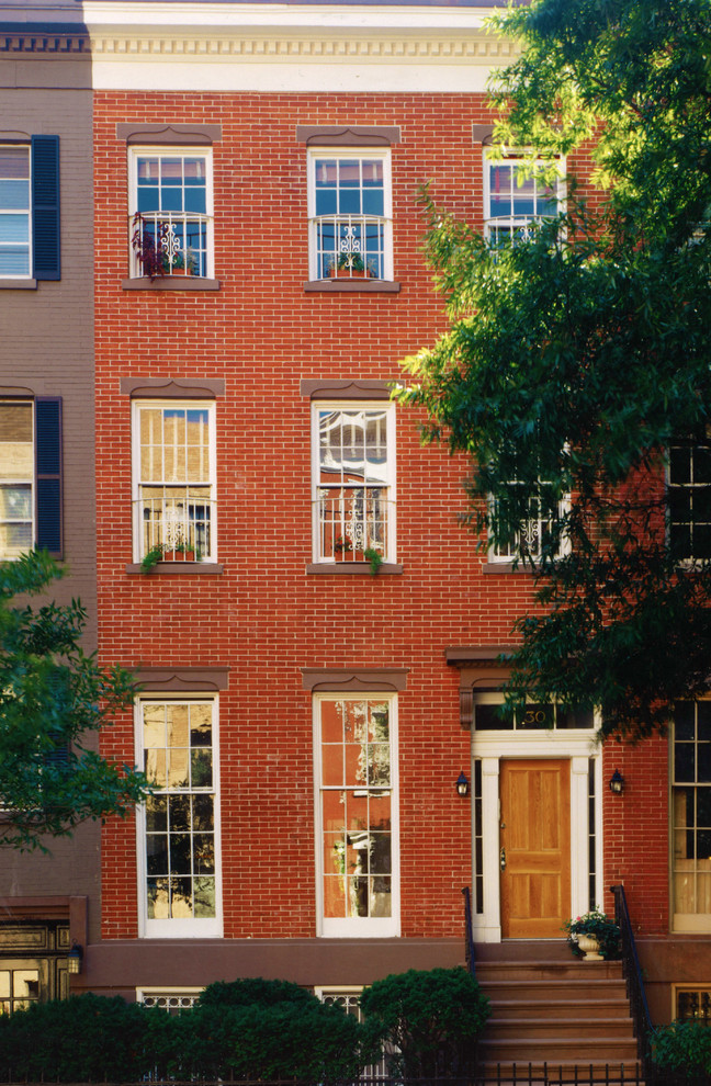 ニューヨークにあるヴィクトリアン調のおしゃれな家の外観 (レンガサイディング、タウンハウス) の写真