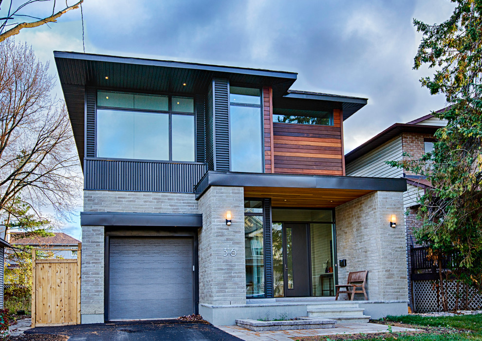 Zweistöckiges Modernes Haus mit Metallfassade, grauer Fassadenfarbe und Walmdach in Ottawa