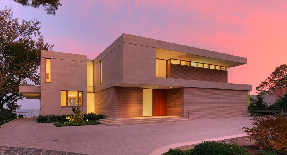 Großes, Zweistöckiges Modernes Einfamilienhaus mit Mix-Fassade, beiger Fassadenfarbe und Flachdach in New York
