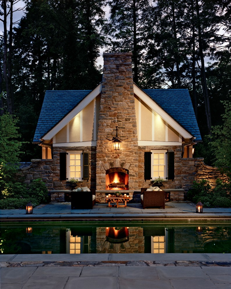 Idées déco pour une petite façade de maison beige classique en pierre de plain-pied avec un toit à deux pans et un toit en shingle.