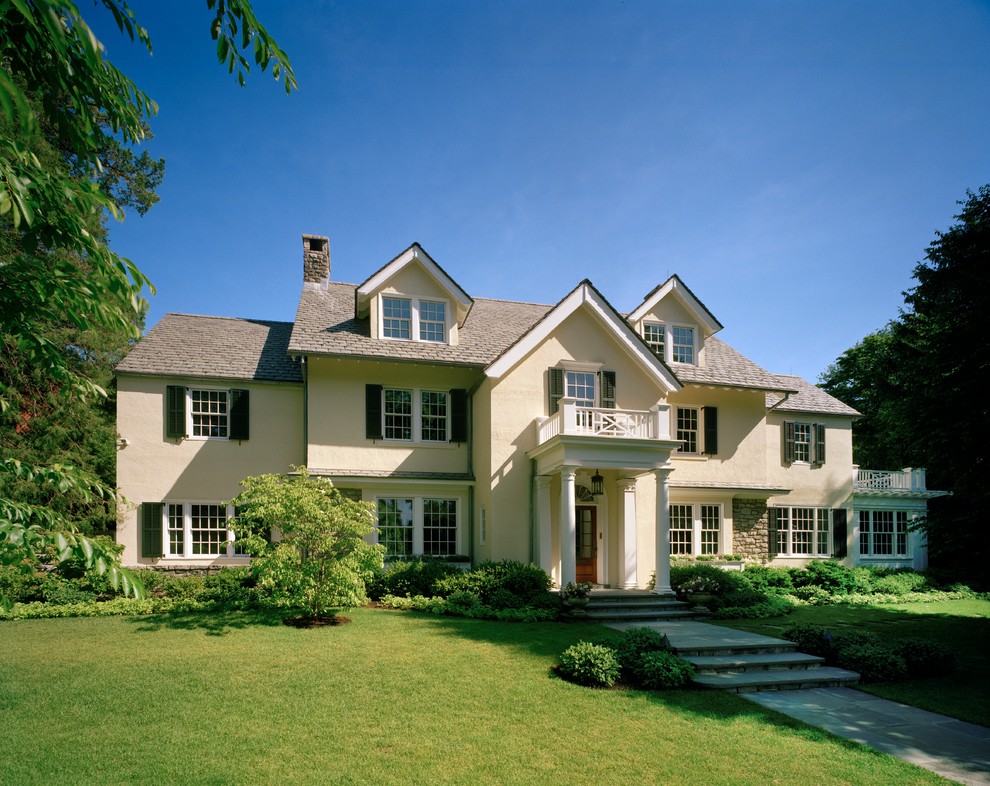 Großes, Zweistöckiges Klassisches Einfamilienhaus mit Mix-Fassade, gelber Fassadenfarbe, Satteldach und Schindeldach in New York