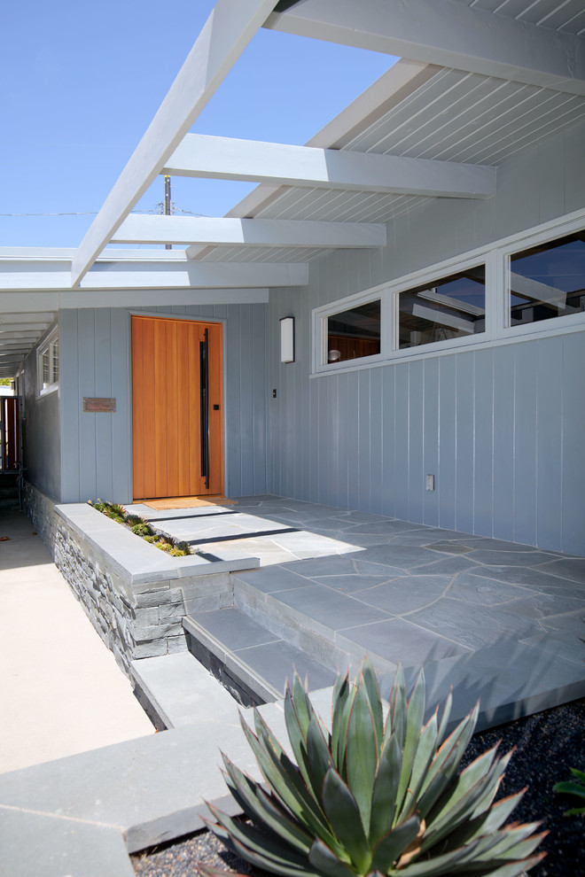 Свежая идея для дизайна: одноэтажный, деревянный, серый частный загородный дом среднего размера в стиле ретро с односкатной крышей и крышей из смешанных материалов - отличное фото интерьера