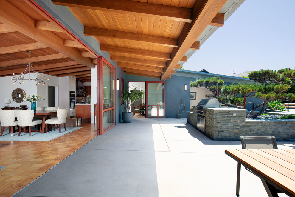 Mittelgroßes, Einstöckiges Retro Haus mit grauer Fassadenfarbe, Pultdach und Misch-Dachdeckung in Los Angeles