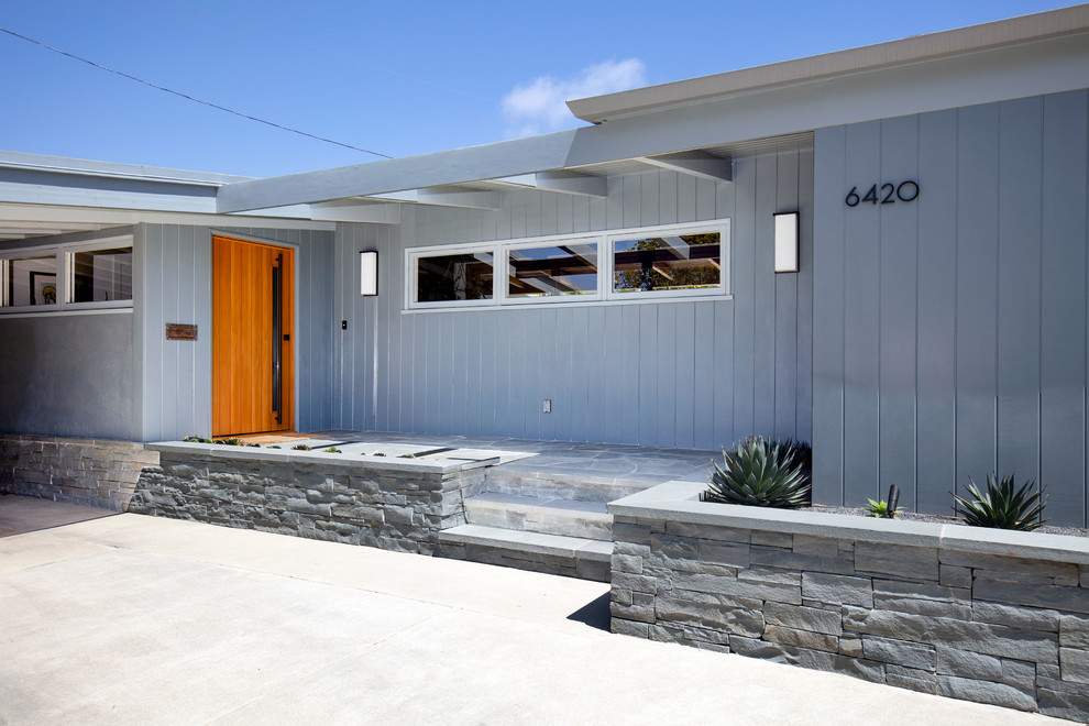 Mittelgroßes, Einstöckiges Retro Haus mit grauer Fassadenfarbe, Pultdach und Misch-Dachdeckung in Los Angeles
