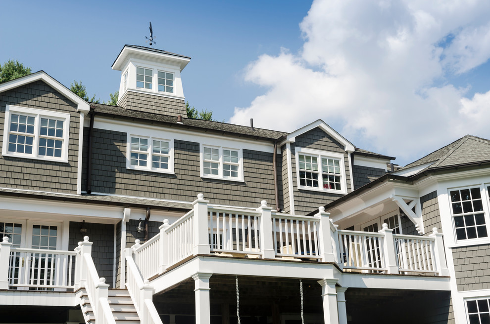 Große, Dreistöckige Klassische Holzfassade Haus mit grauer Fassadenfarbe und Satteldach in New York