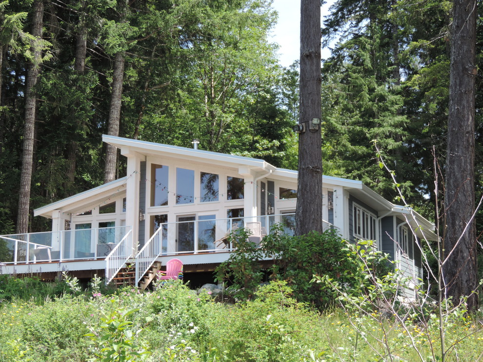 Mittelgroßes, Einstöckiges Modernes Haus mit Faserzement-Fassade in Vancouver
