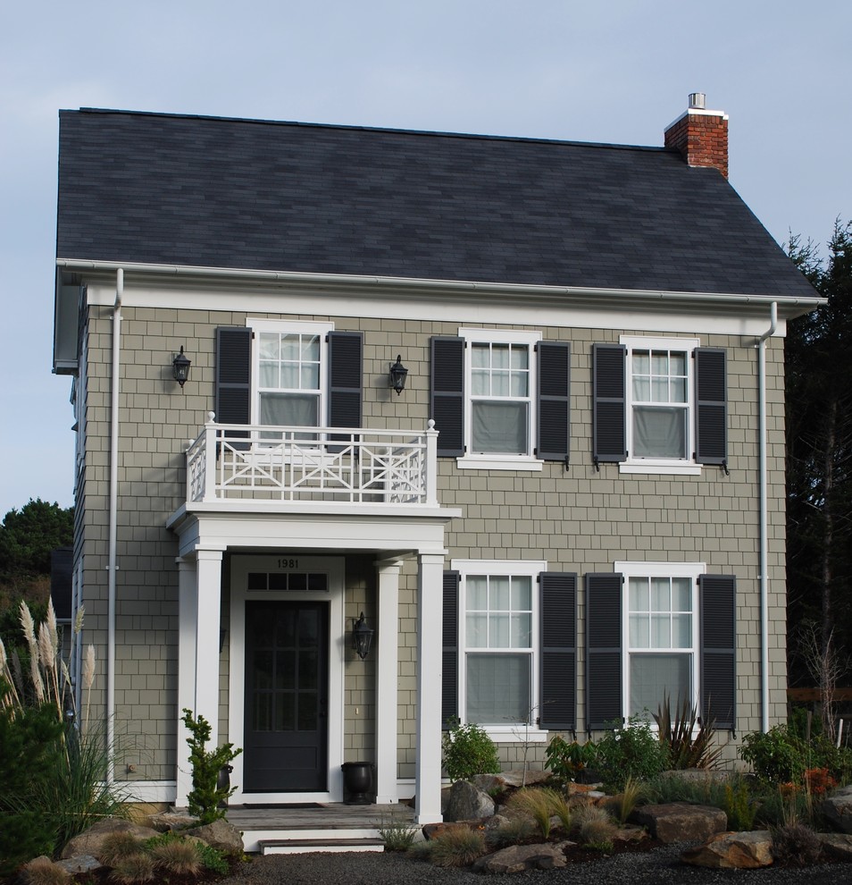 Ispirazione per la facciata di una casa piccola grigia stile marinaro a due piani con rivestimento in legno