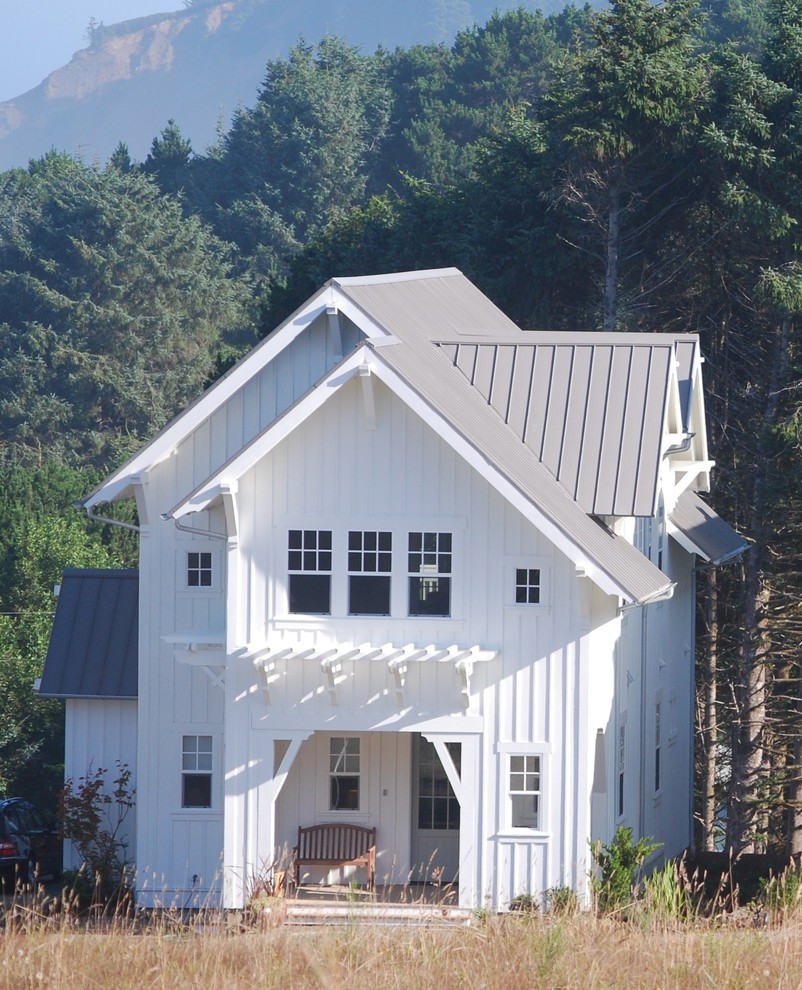 Пример оригинального дизайна: маленький, двухэтажный, деревянный, белый дом в морском стиле для на участке и в саду