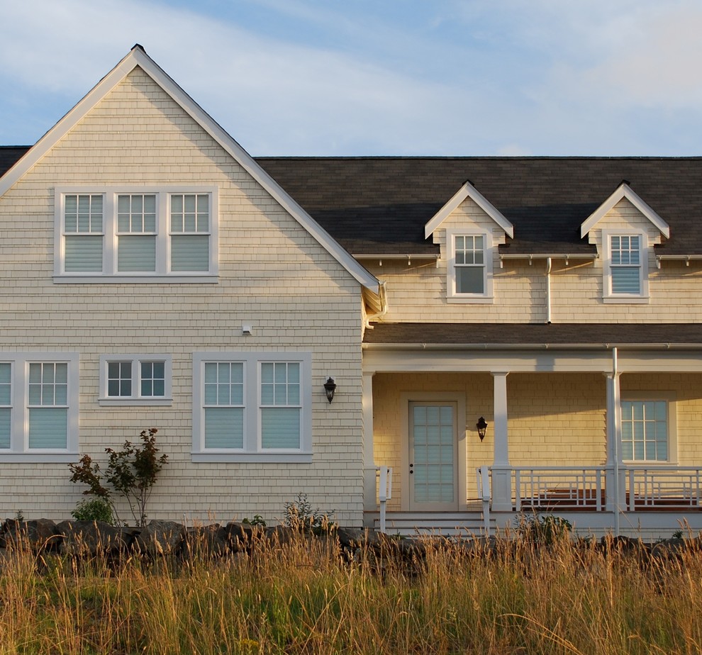 Пример оригинального дизайна: маленький, двухэтажный, деревянный, желтый дом в морском стиле для на участке и в саду