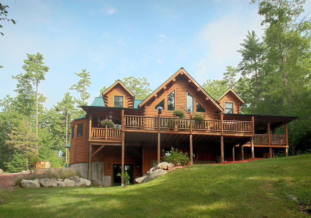 Стильный дизайн: большой, двухэтажный, деревянный дом в стиле рустика для охотников - последний тренд