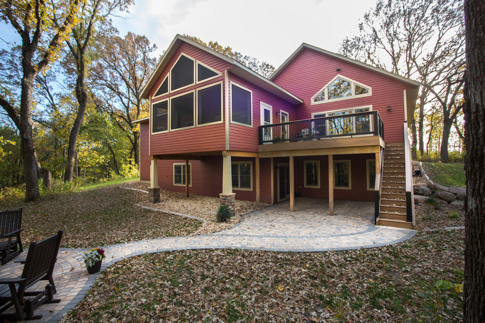 Diseño de fachada de casa roja clásica de una planta con revestimiento de vinilo, tejado a dos aguas y tejado de teja de madera