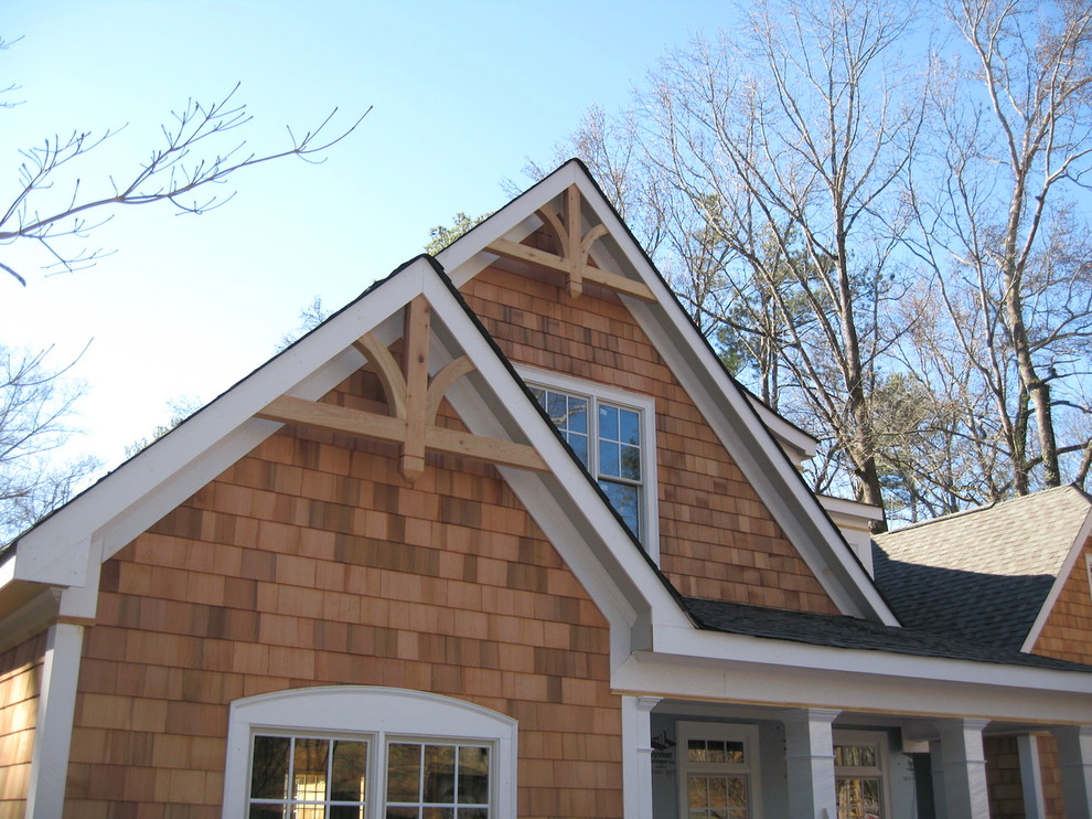 Mittelgroße, Zweistöckige Rustikale Holzfassade Haus mit Satteldach in Atlanta