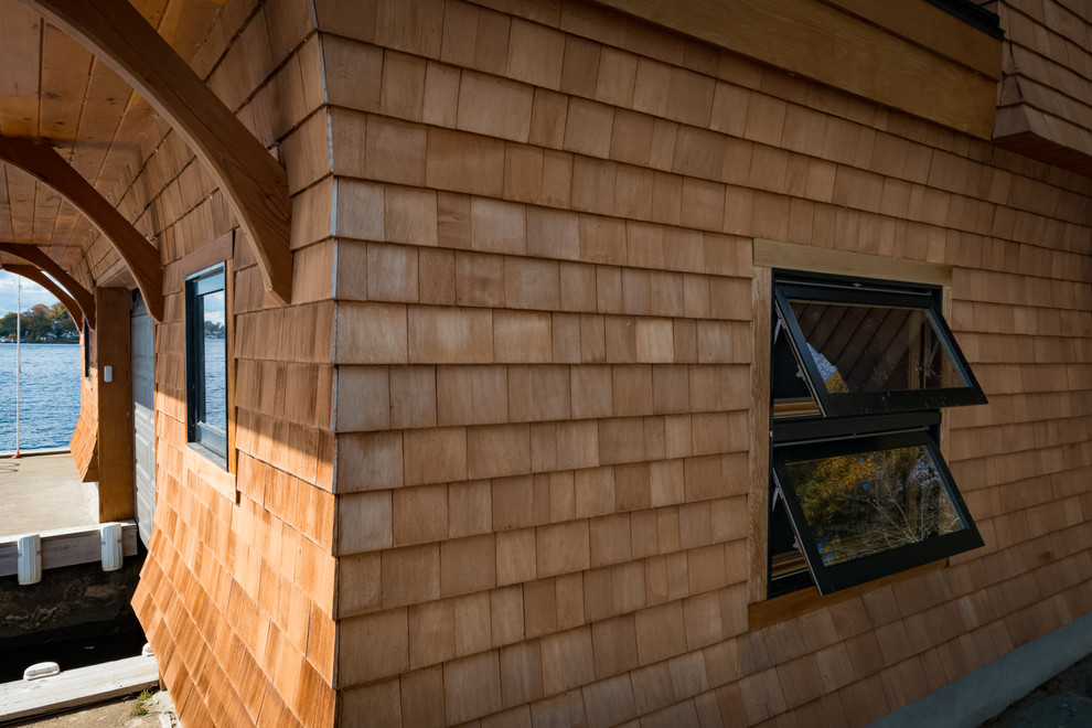 Ejemplo de fachada rural de tamaño medio a niveles con revestimiento de madera y tejado a dos aguas