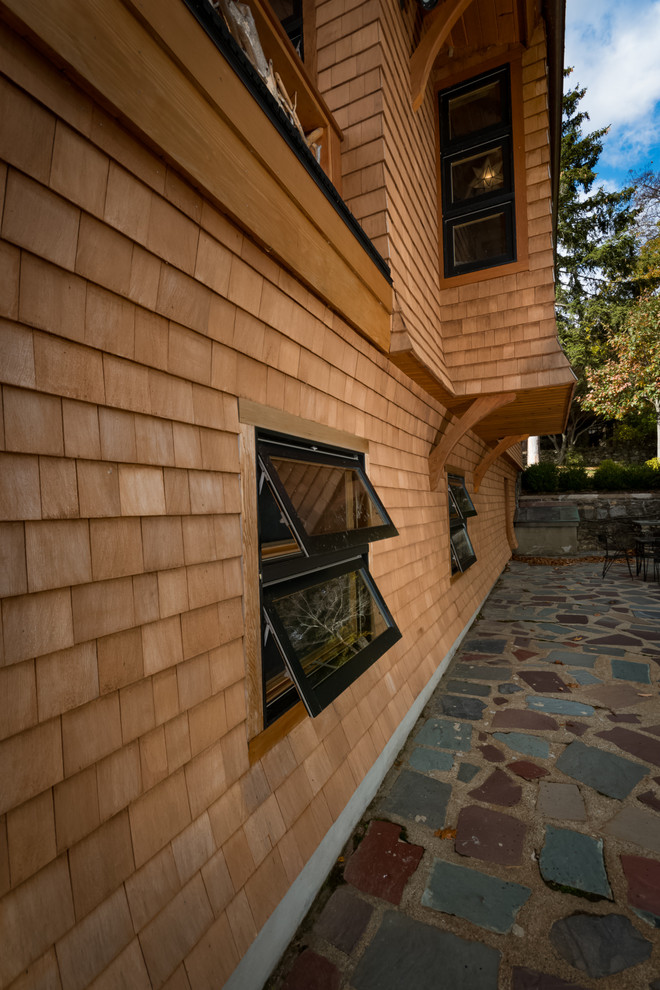Foto de fachada rústica de tamaño medio a niveles con revestimiento de madera y tejado a dos aguas