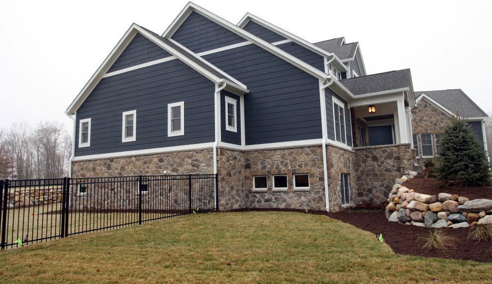 Mittelgroßes, Zweistöckiges Rustikales Einfamilienhaus mit Steinfassade, bunter Fassadenfarbe, Satteldach und Schindeldach in Indianapolis