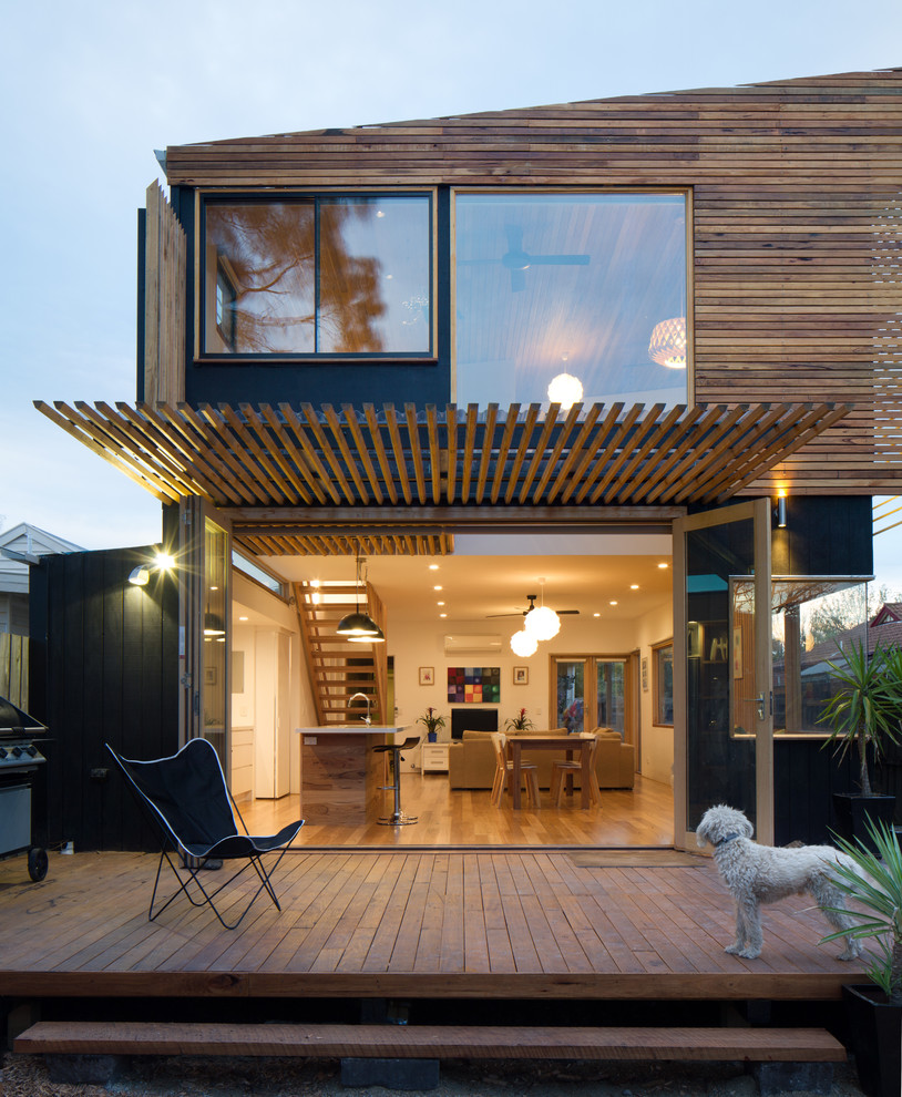 Aménagement d'une façade de maison contemporaine en bois à un étage avec un toit en appentis.