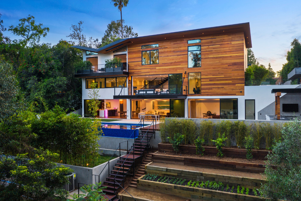 Inspiration pour une façade de maison marron design en bois à deux étages et plus.