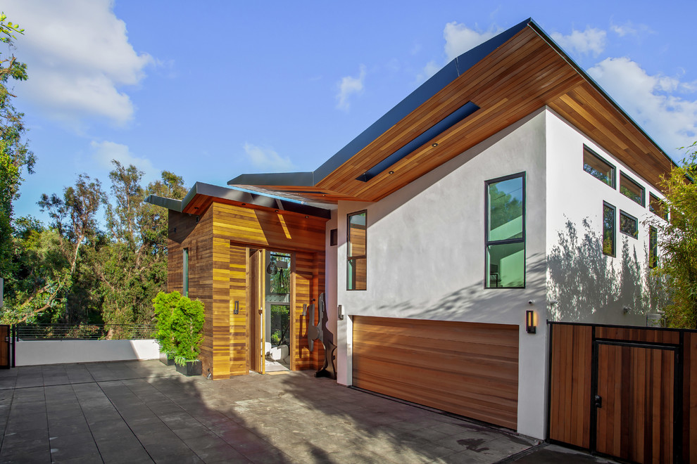 Inspiration pour une grande façade de maison blanche design en bois à deux étages et plus avec un toit en métal.