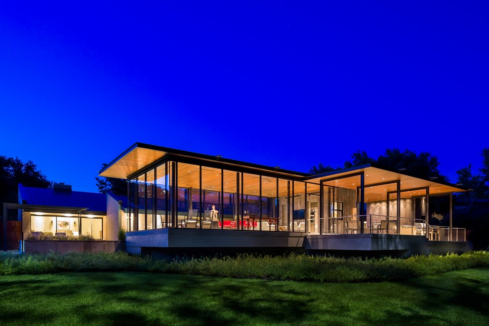 Свежая идея для дизайна: одноэтажный, стеклянный дом среднего размера в стиле модернизм с плоской крышей - отличное фото интерьера