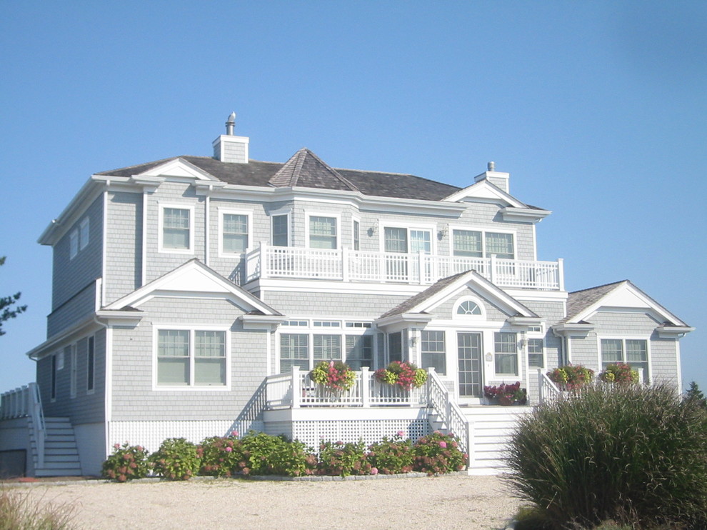 Idee per la facciata di una casa grande blu stile marinaro a due piani