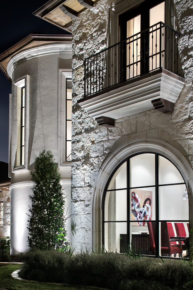 Diseño de fachada clásica renovada extra grande de dos plantas con revestimientos combinados