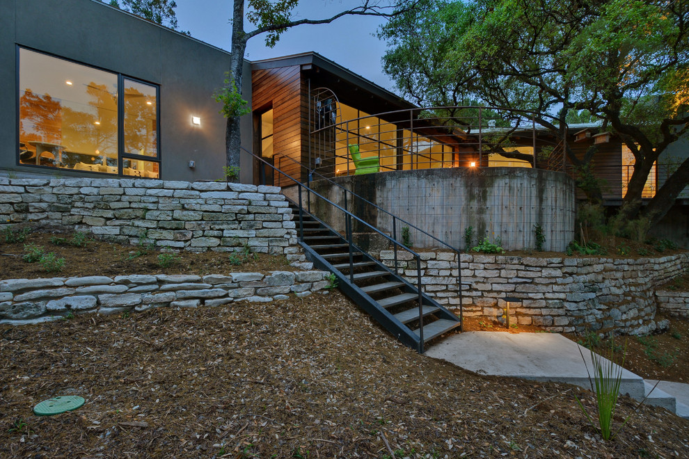 Mittelgroßes, Einstöckiges Stilmix Haus mit Mix-Fassade, bunter Fassadenfarbe und Satteldach in Austin