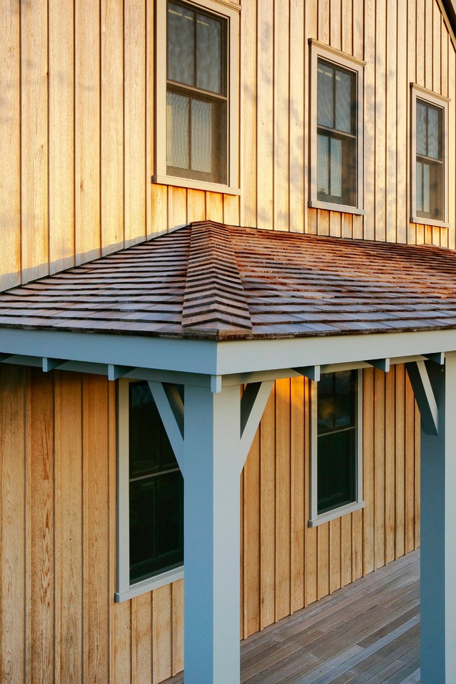 Imagen de fachada gris tradicional de tamaño medio de dos plantas con revestimiento de madera y tejado a dos aguas