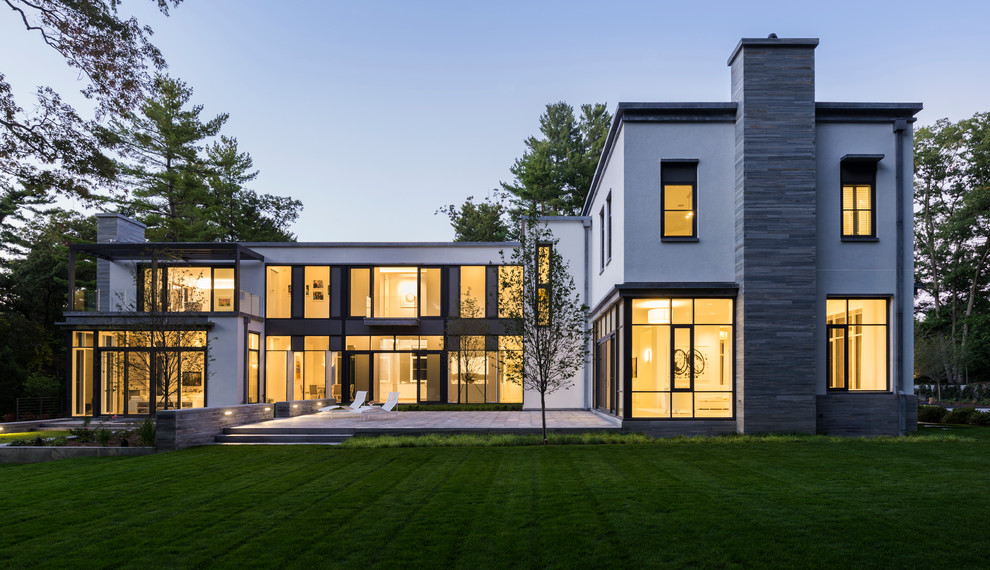 На фото: большой, двухэтажный, белый дом в стиле модернизм с комбинированной облицовкой