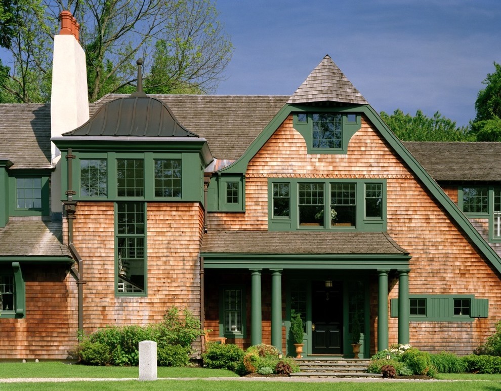 Idee per la facciata di una casa ampia verde vittoriana a due piani con rivestimento in legno