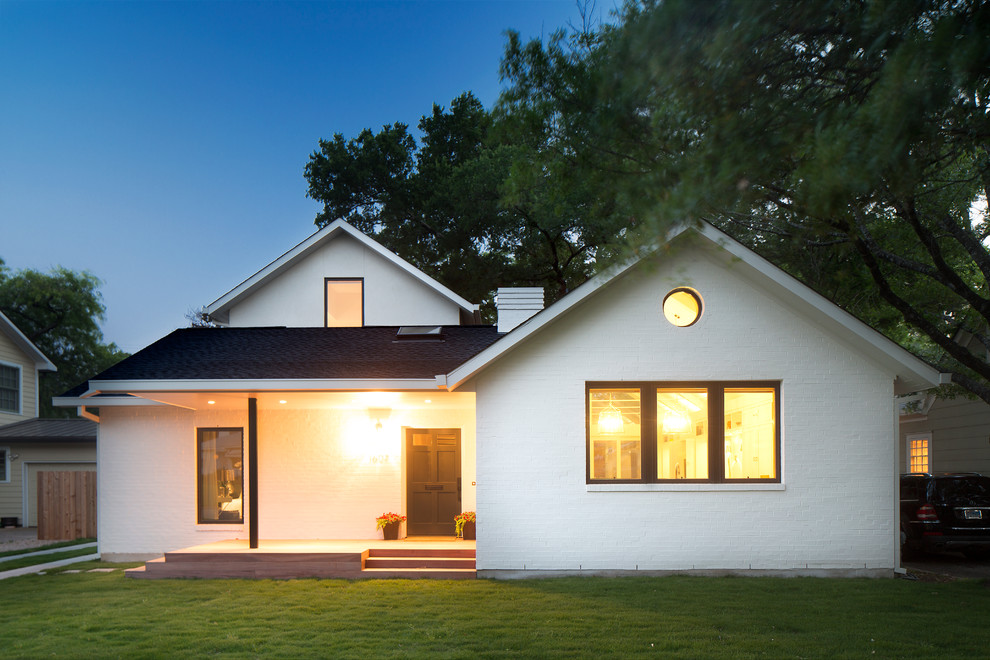 Zweistöckiges, Kleines Klassisches Einfamilienhaus mit Backsteinfassade, weißer Fassadenfarbe, Satteldach und Schindeldach in Austin