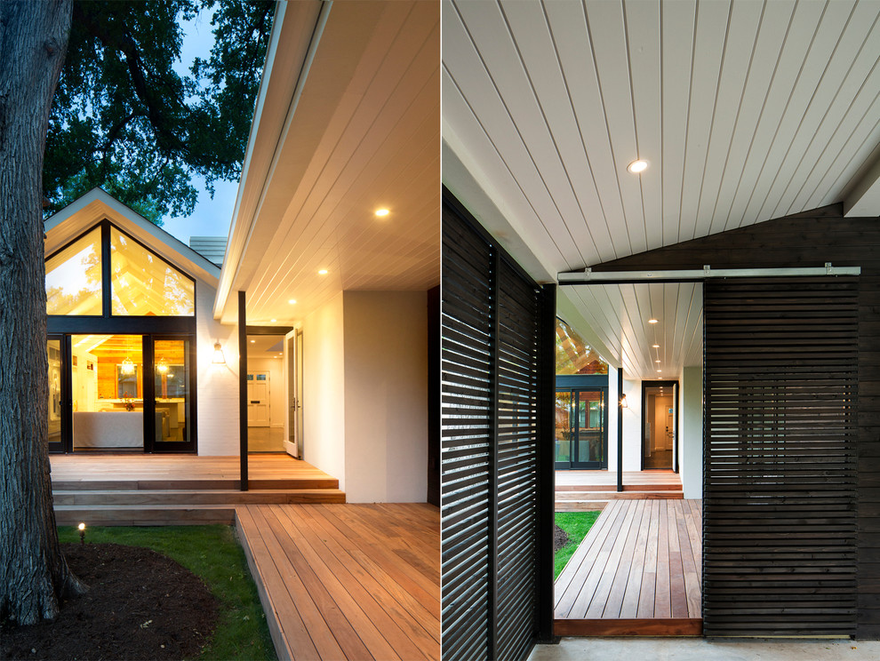 Идея дизайна: двухэтажный, белый дом в стиле неоклассика (современная классика) с комбинированной облицовкой и двускатной крышей