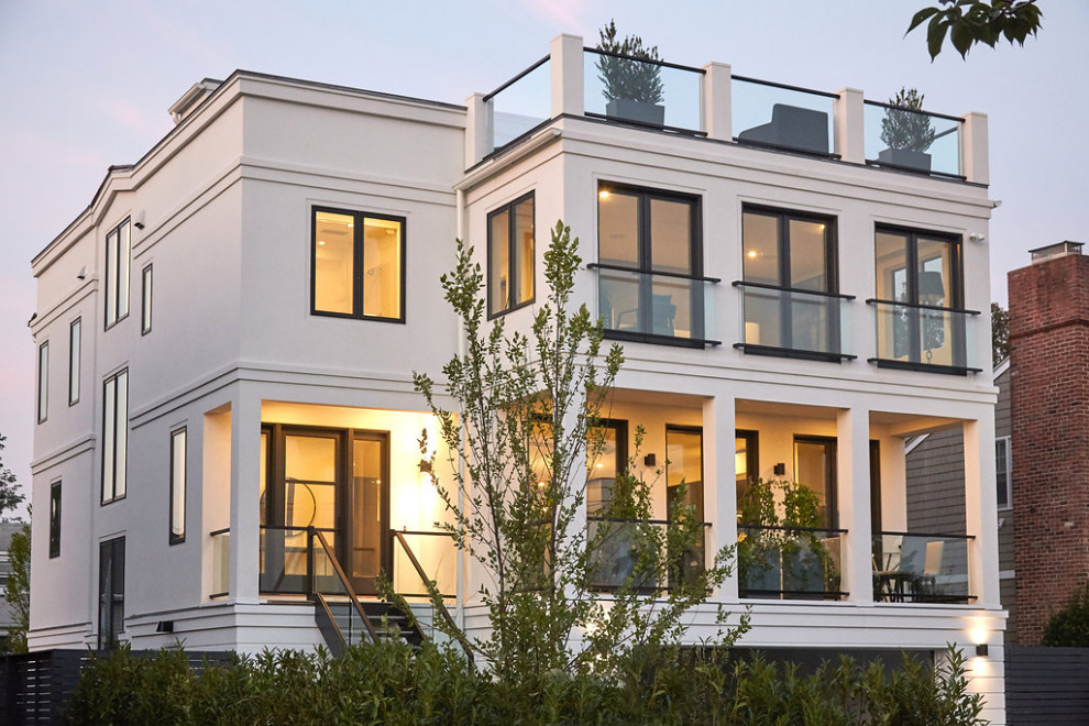 На фото: трехэтажный, белый частный загородный дом среднего размера в стиле модернизм с облицовкой из цементной штукатурки и плоской крышей