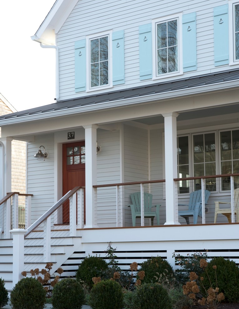 Mittelgroßes, Zweistöckiges Maritimes Haus mit weißer Fassadenfarbe, Satteldach und Blechdach in New York