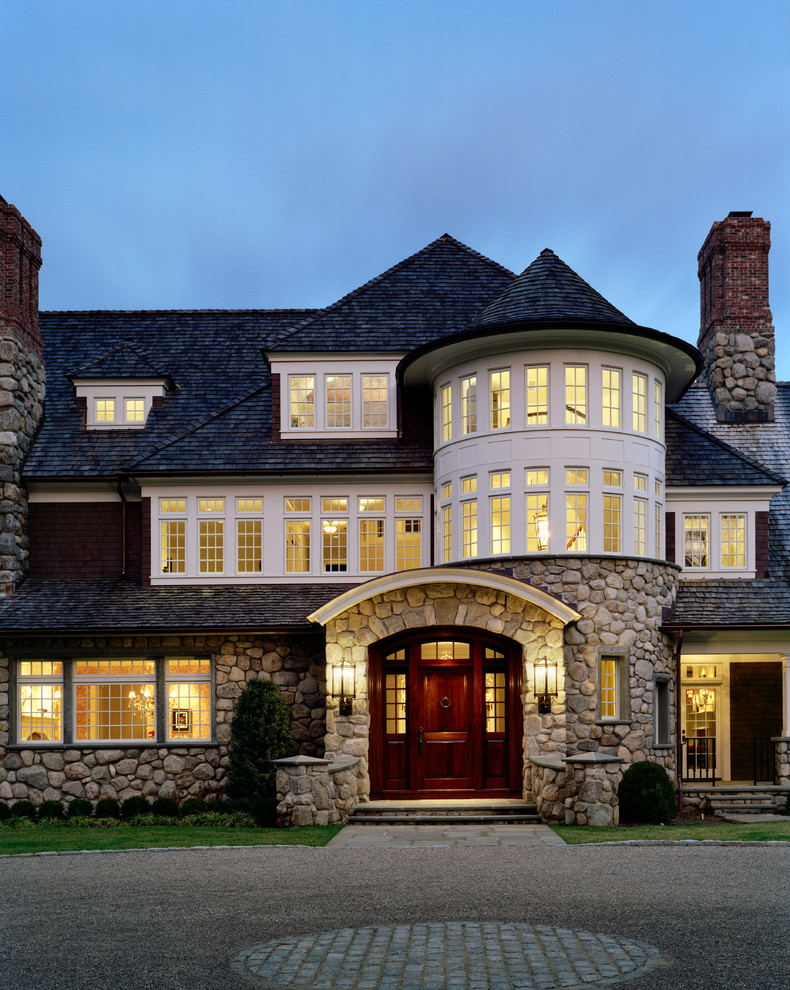 Idee per la facciata di una casa classica a tre piani con rivestimento in pietra