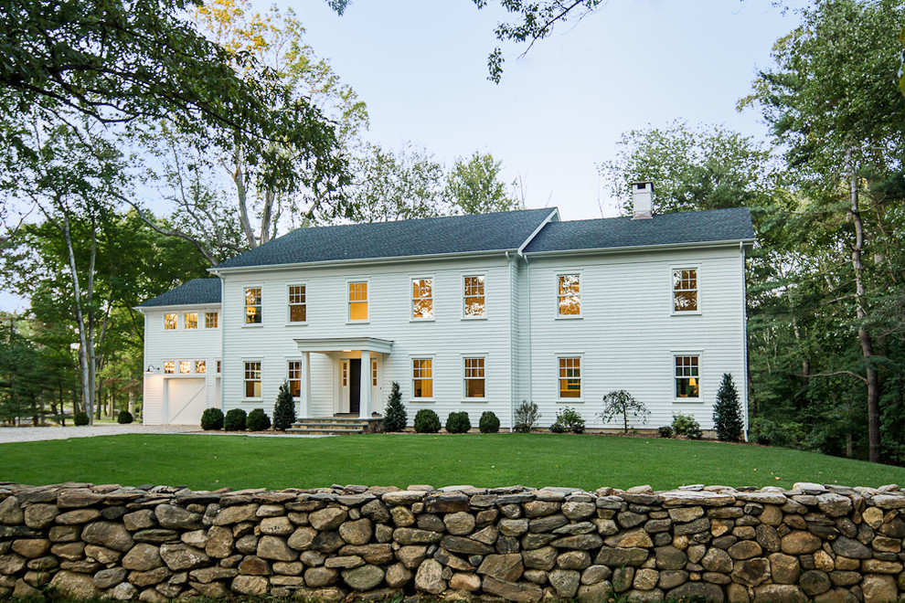 Idee per la facciata di una casa grande bianca country a due piani con rivestimento in legno